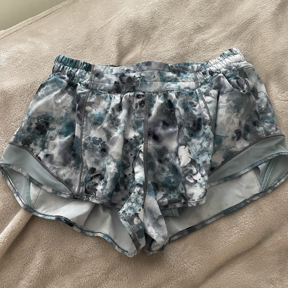 Lululemon hotty hot 2.5 shorts size 8